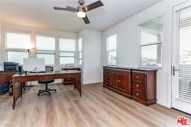 Photo - 4 br, 4 bath Townhome - 5944 Spring St