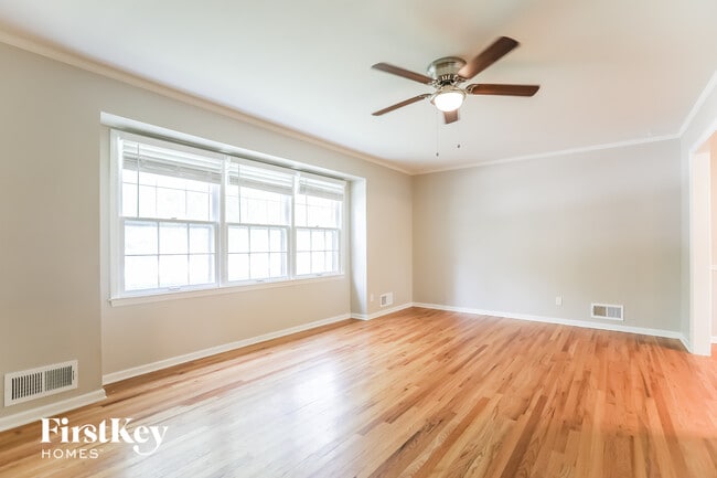 Photo - 9827 Mission Rd