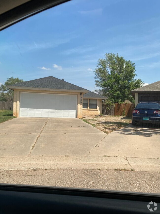 Building Photo - 3 Bedroom 2 Bath Home!