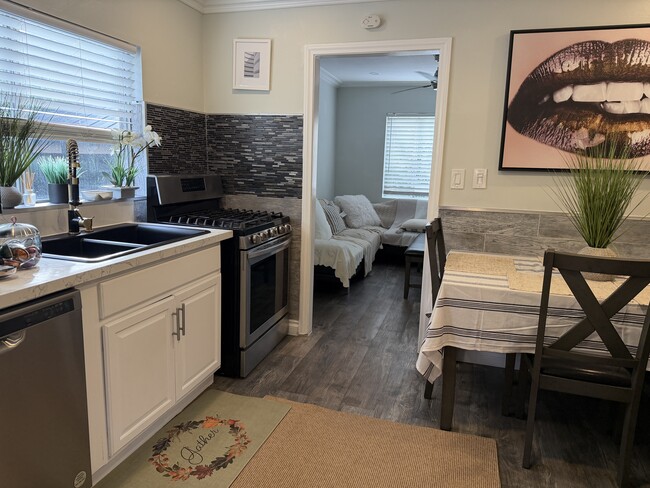 Photo - 1200 Tamarind Ave