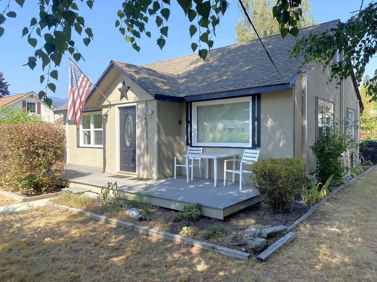 3-Bedroom Home with Spacious Yard in Manson - 3-Bedroom Home with Spacious Yard in Manson