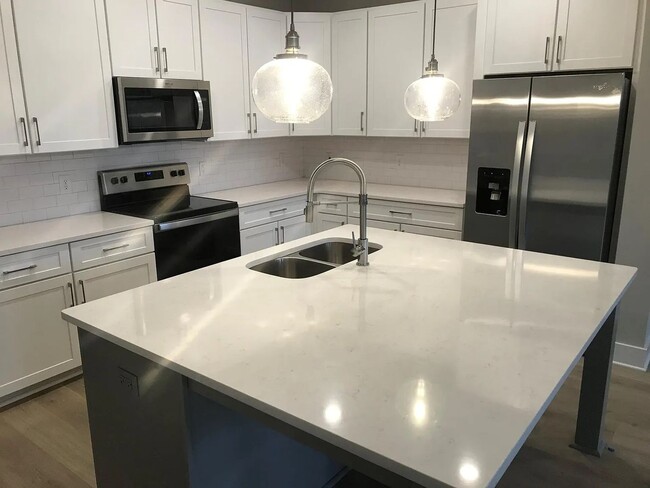 Building Photo - Stunning Modern Townhouse in the Heart of ...