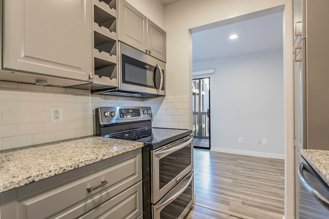 Building Photo - 30078 W 12 Mile Rd Unit 104