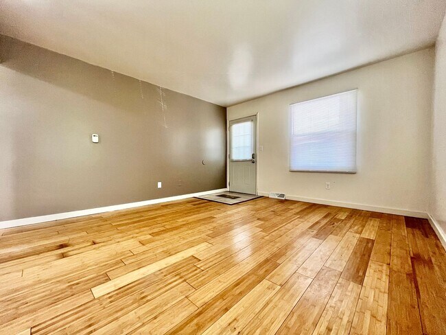 Photo - Kalamazoo AVE SE 5651-5653 Unit 5651