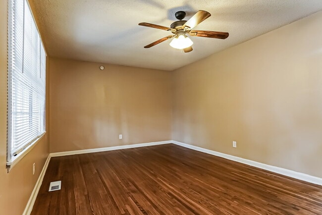 Photo - 1505 Bobolink Ln NE