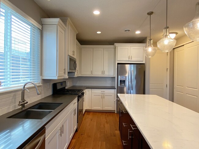 Kitchen - 6900 Crosby Ct