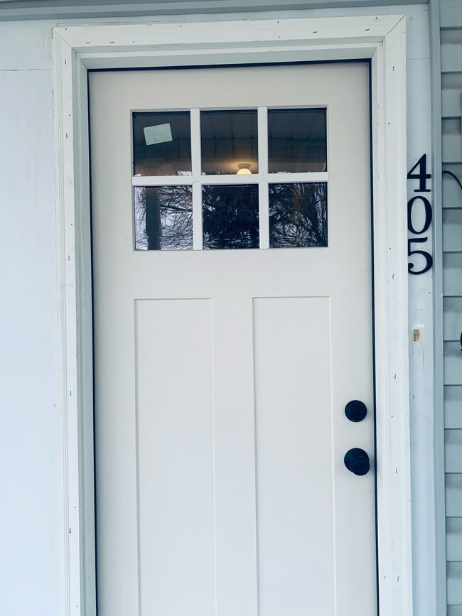 Front Door - 405 N Schanck Ave Apartamentos Unidad Up Stairs