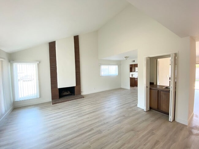 6009 E La Paz Cir
