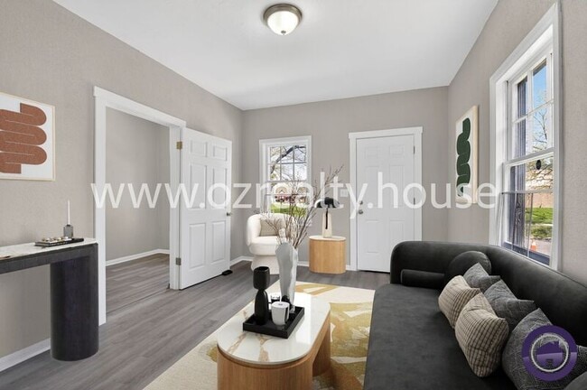 Photo - 160 Bronson Ave