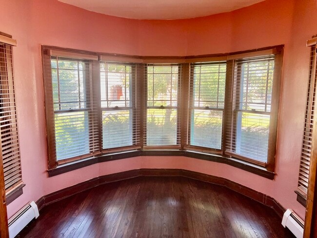 Photo - 1701 Victoria Ave