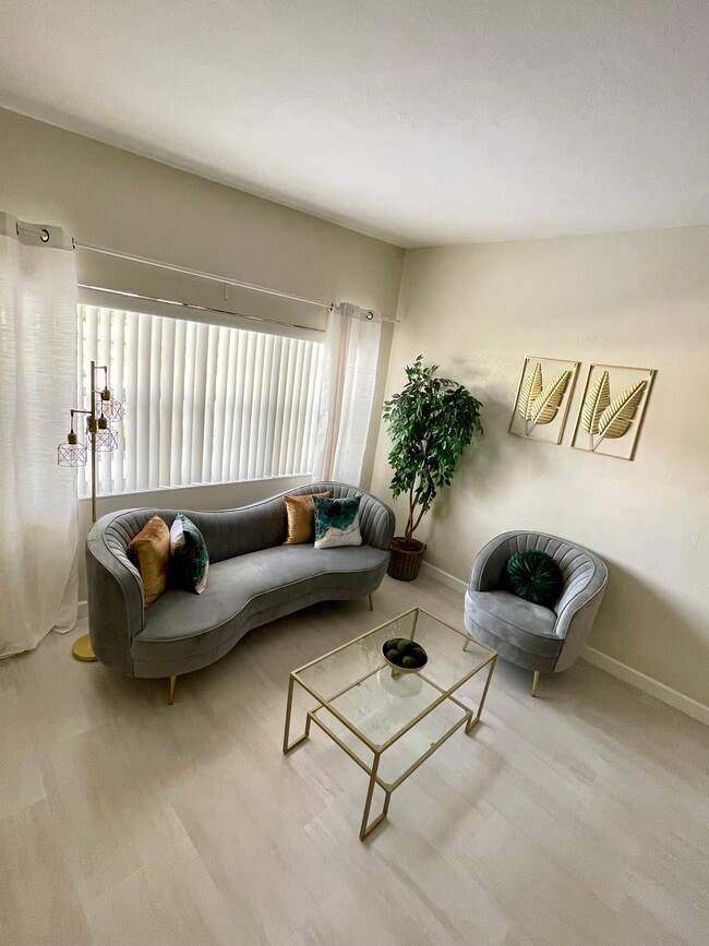 Photo - 307 E Kalmia Dr