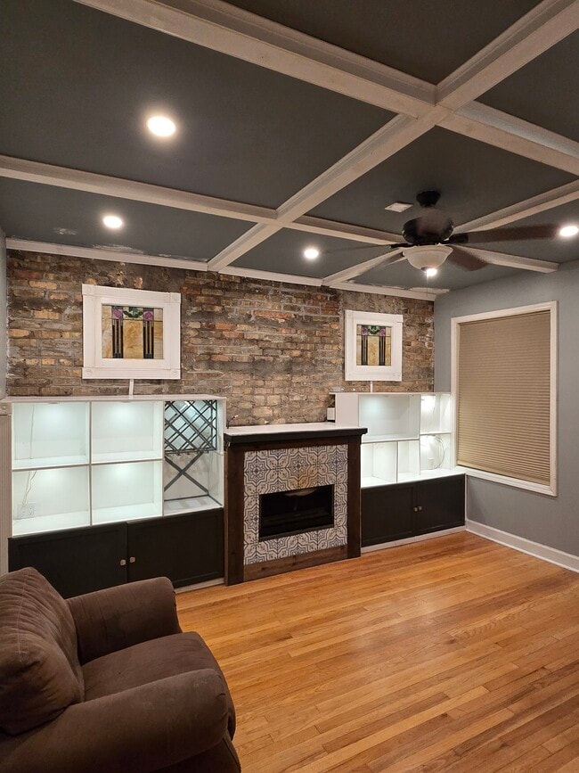 Building Photo - 3041 W Leland Ave Unit 2