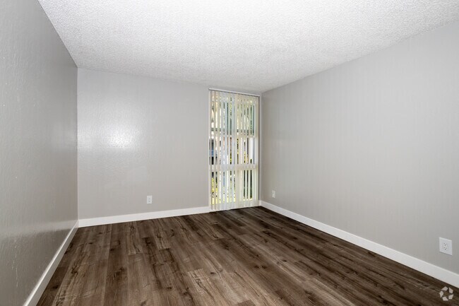 1BR, 1BA - 750SF