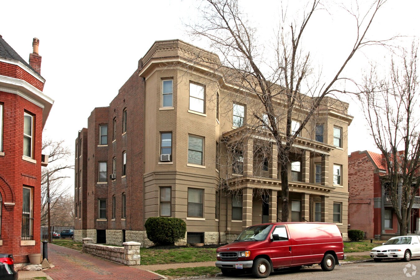 Primary Photo - 119 W Burnett Ave Apartments