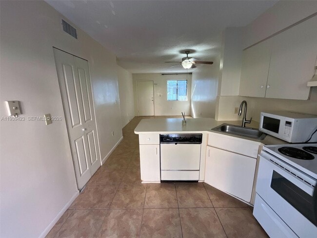 Photo - 5300 W 21st Ct Unidad 112