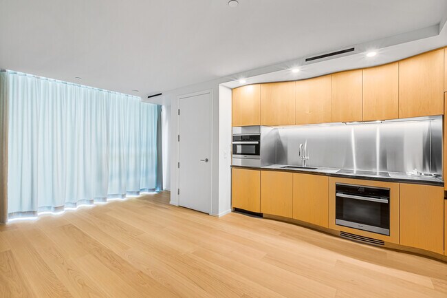 Photo - 401-1568 Alberni St