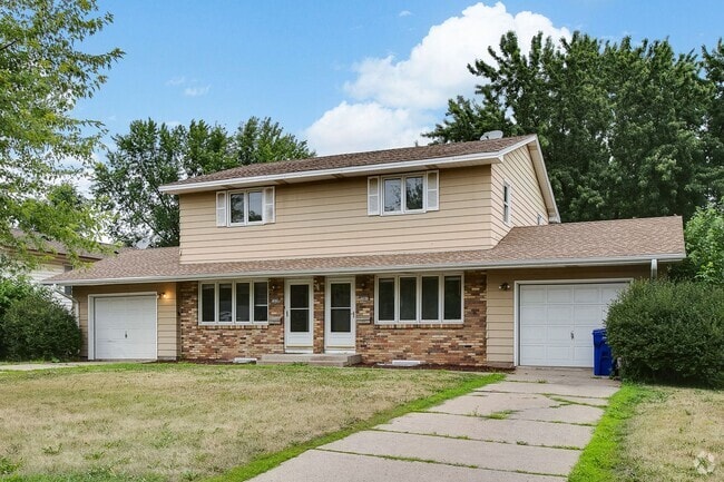 Building Photo - Updated 3 Bedroom Duplex in Battle Creek Rental