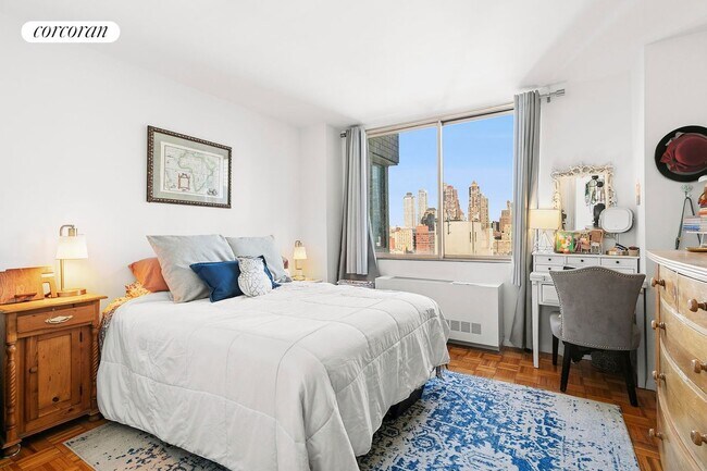 Photo - 350 W 50th St