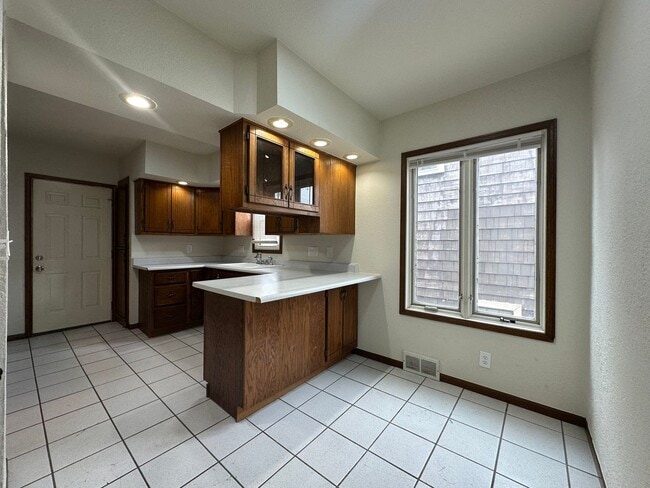 Building Photo - 1913 Madison St