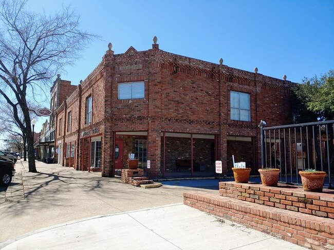 building front - 113 NW Main St