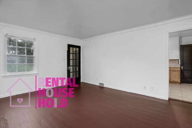 Building Photo - ~ 3 BEDROOM 1 BATH BUNGALOW FREE PRE-SCREEN Rental