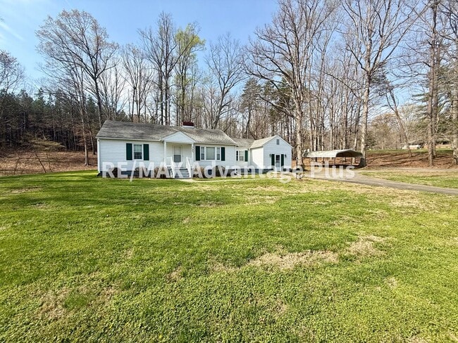 Building Photo - Very Spacious Home with 2 beds/2 baths and a bonus room, close to Charlotte Courthouse