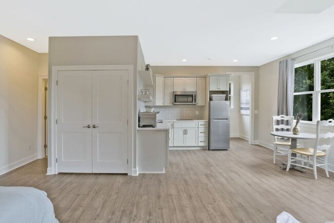 Photo - 1 Bed, 1 Bath Garage Apartment in Westhaven