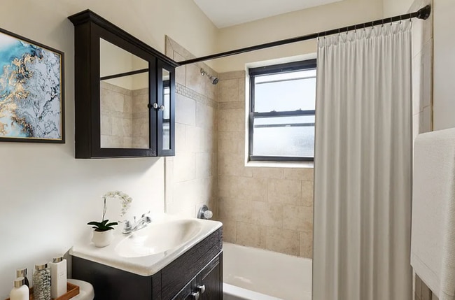 Photo - 4735 N Hermitage Ave Unit 4737-409