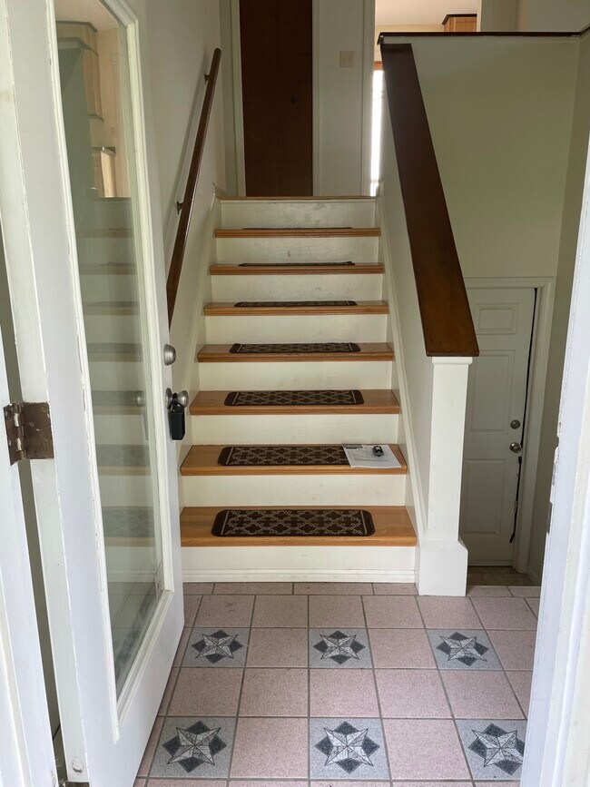 Interior steps to your new home! - 6301 Park Rd Unidad Luxury in the Country