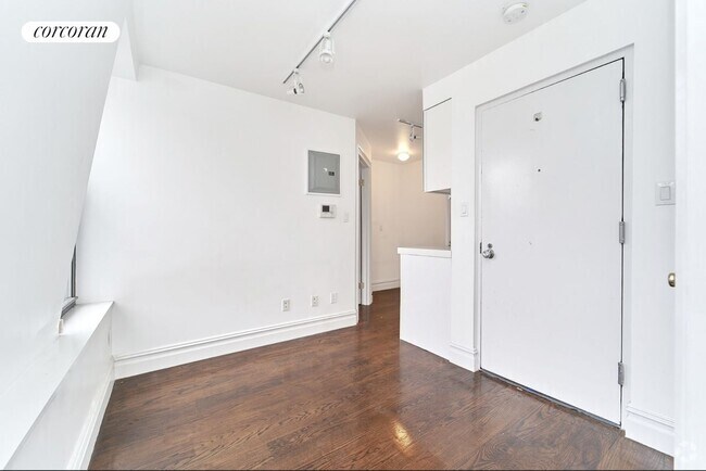 Building Photo - 224 W 13th St Rental