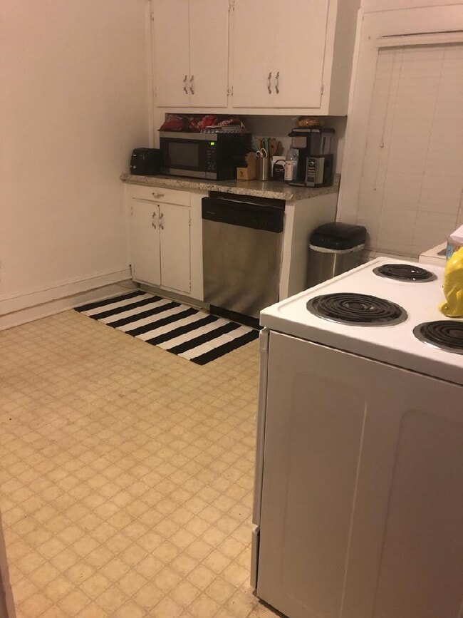 Kitchen - 302 S Summit St Unit A