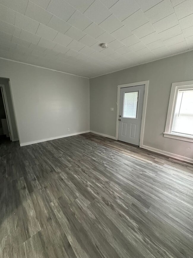 Photo - 1547 32nd St NE