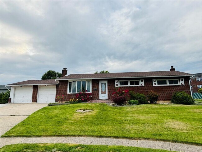 Photo - 1270 Midway Cir House