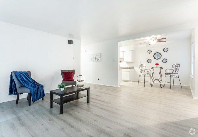 Sala de estar y comedor - Parkway Circle Apartments