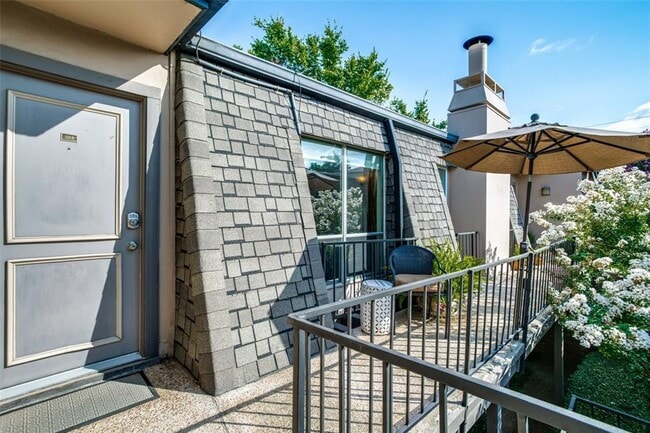 Building Photo - Modern 2 Bedroom, 2 Bathroom Condo in the Heart of Vibrant Oaklawn!