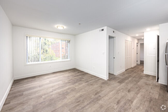 4BR, 2BA - 991SF - Livingroom