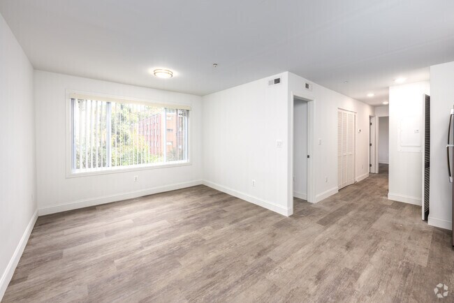 4 habitaciones, 2 baños - 991 pies cuadrados - Sala de estar - Discover Your Dream Home on Anacostia Rd SE!