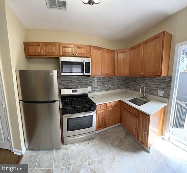 Building Photo - Recently Renovated 3-Bedroom Home in South...