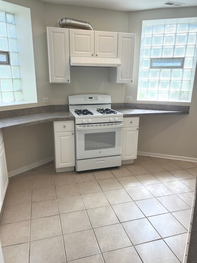 Photo - 4822 W Berteau Ave