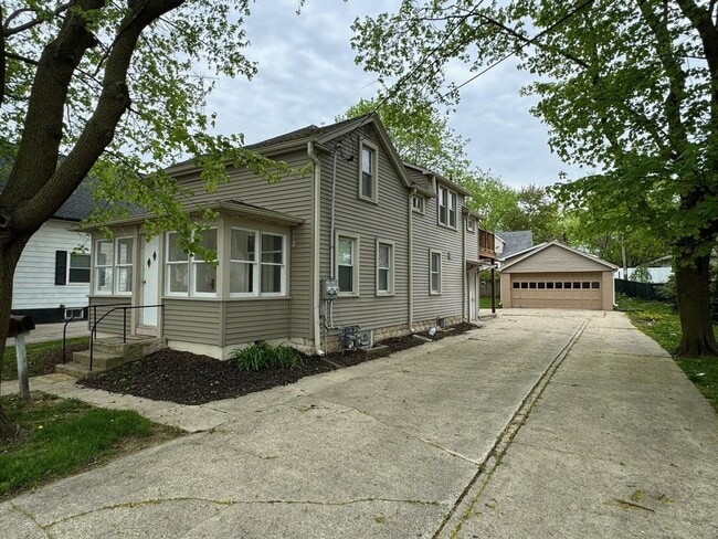 Building Photo - Miller McHenry St. Duplex Unit Upper