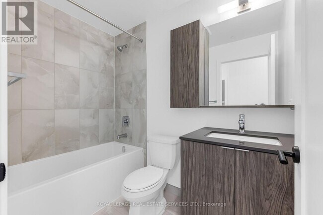 Photo - 2088 James St Unit 312