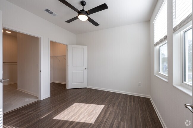 2BR, 2BA - 877SF - Primary Bedroom - Fox Pointe