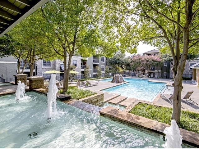 Piscina estilo centro turístico con cascada