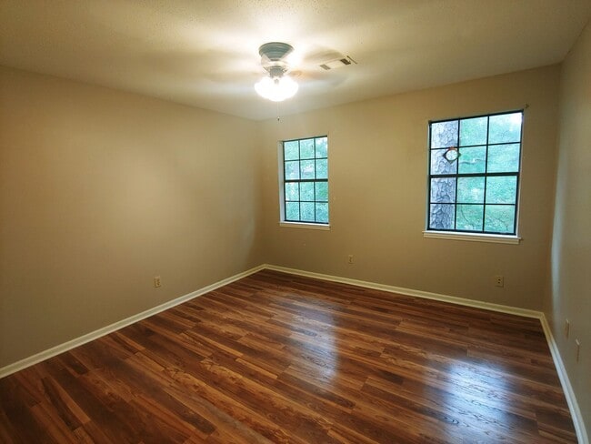 Photo - 8 Hickory Ln