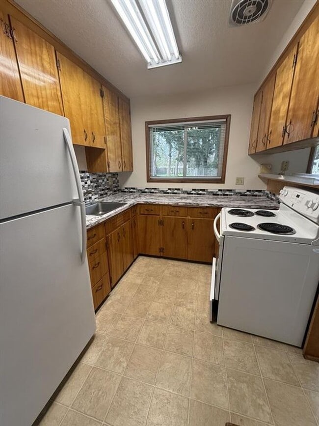 Photo - 163 NE Lincoln Ct