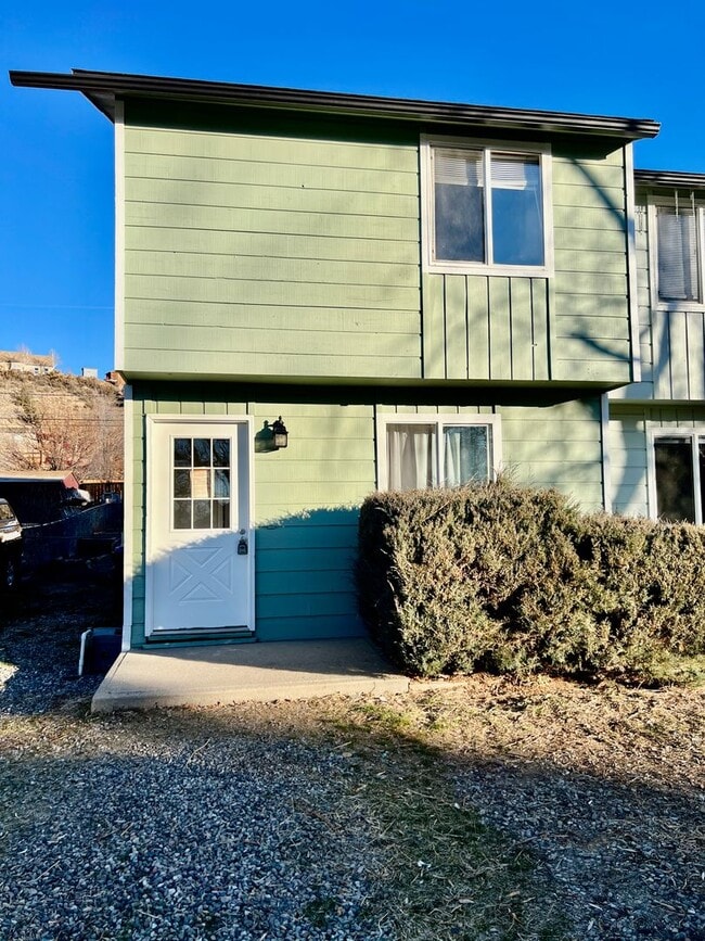 Building Photo - Em Ave Duplex Unit 1350 Em Ave