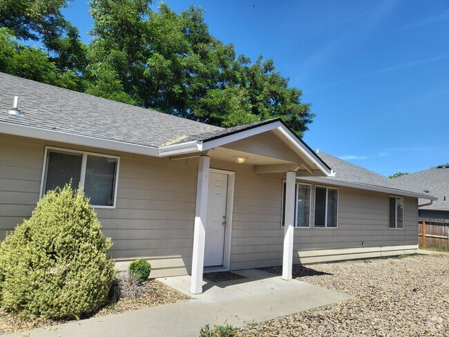 Building Photo - 3 bed 2 bath Home for Rent in Grants Pass