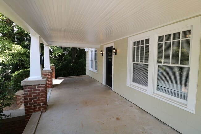 Photo - 2080 Queen St