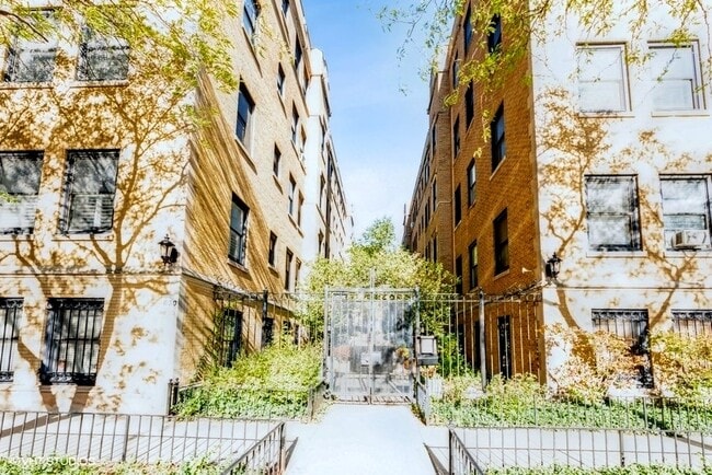 Building Photo - 630 W Waveland Ave Unit 4C