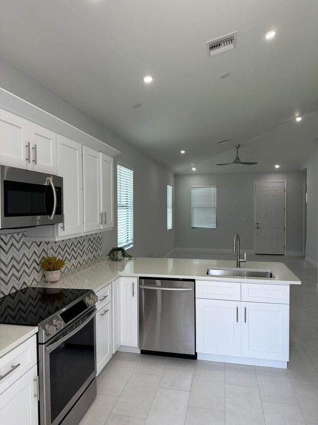 Photo - Single Family Home in San Carlos - STUDENTS WELCOME